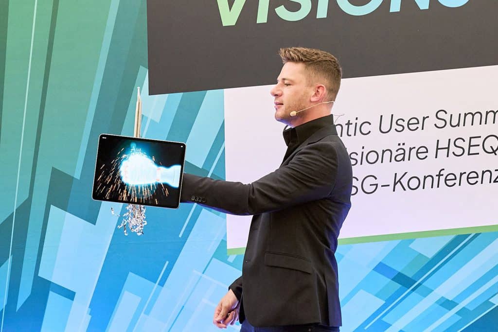 iPad Zauberer mit Roboterhand