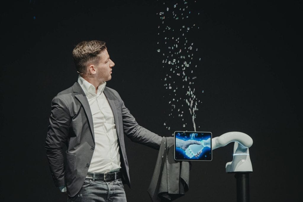 Andreas Axmann mit Roboter