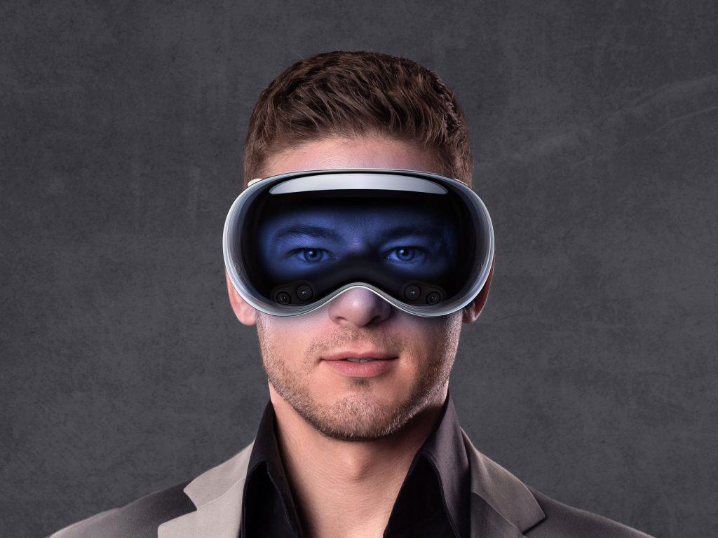 Andreas Axmann mit einer Mixed-Reality-Brille