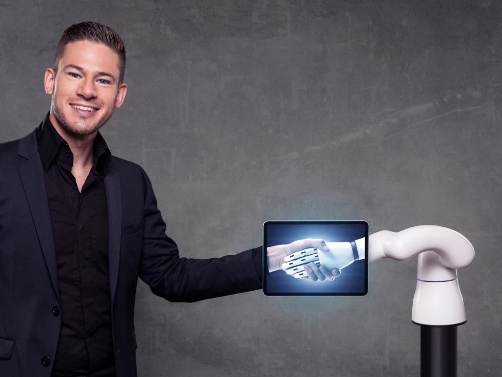 Andreas Axmann mit Roboter