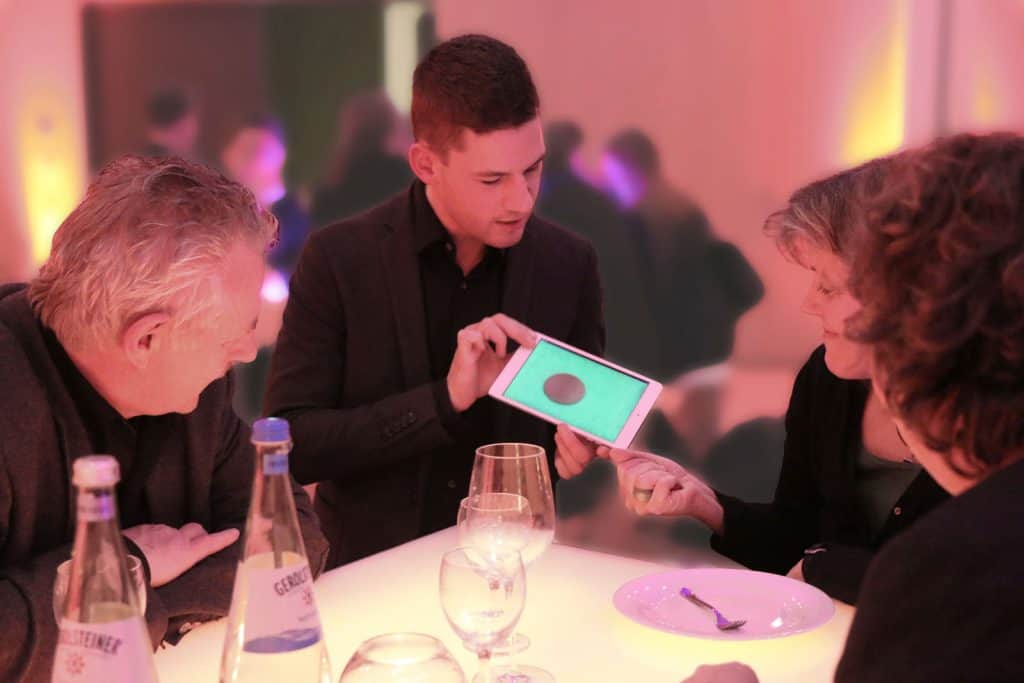 Andreas Axmann zeigt Close-Up-Zauberei am Tisch